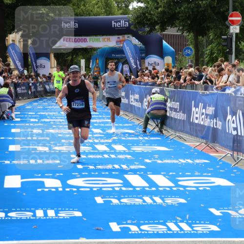 29.06.2025 - hella hamburg halbmarathon Zöllner http://msf.ph/oto/8175418 29.06.2025 10:25:57 Ziel 9767, 10468, 17258, 18692 meine-sportfotos.de