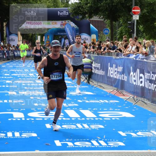 29.06.2025 - hella hamburg halbmarathon Zöllner http://msf.ph/oto/8175443 29.06.2025 10:25:58 Ziel 9767, 10468, 17258, 18692 meine-sportfotos.de