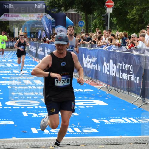 29.06.2025 - hella hamburg halbmarathon Zöllner http://msf.ph/oto/8175456 29.06.2025 10:25:58 Ziel 9767, 10468, 17258, 18692 meine-sportfotos.de