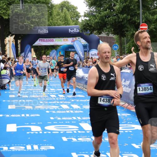 29.06.2025 - hella hamburg halbmarathon Zöllner http://msf.ph/oto/8175461 29.06.2025 10:37:29 Ziel 2767, 5042, 6047, 9017, 9914, 12739, 13372, 13854, 14387, 15888, 17306, 18159, 18723, 18824 meine-sportfotos.de