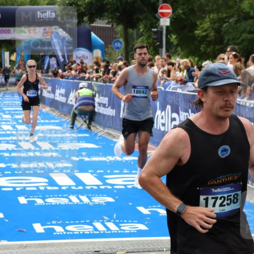 29.06.2025 - hella hamburg halbmarathon Zöllner http://msf.ph/oto/8175477 29.06.2025 10:25:59 Ziel 9767, 10468, 17258, 18692 meine-sportfotos.de