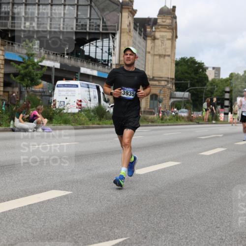 29.06.2025 - hella hamburg halbmarathon Yannick Fuchs http://msf.ph/oto/8175489 29.06.2025 10:27:05 20KM 1407, 1686, 1707, 1894, 3935, 4129, 5070, 5746, 7272, 7845, 8883, 9047, 10484, 10927, 11199, 11370, 11929, 14293, 15826, 16065, 16505, 16957, 18135 meine-sportfotos.de