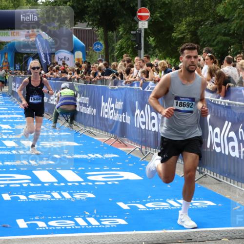 29.06.2025 - hella hamburg halbmarathon Zöllner http://msf.ph/oto/8175491 29.06.2025 10:26:00 Ziel 9767, 10468, 18692 meine-sportfotos.de
