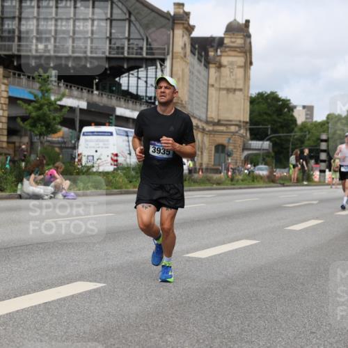 29.06.2025 - hella hamburg halbmarathon Yannick Fuchs http://msf.ph/oto/8175531 29.06.2025 10:27:05 20KM 1407, 1686, 1707, 1894, 3935, 4129, 5070, 5746, 7272, 7845, 8883, 9047, 10484, 10927, 11199, 11370, 11929, 14293, 15826, 16065, 16505, 16957, 18135 meine-sportfotos.de