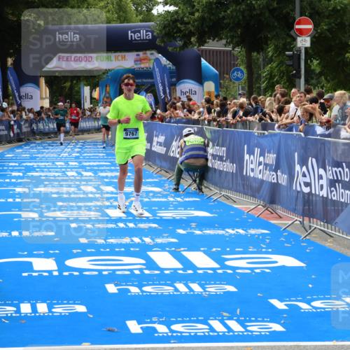 29.06.2025 - hella hamburg halbmarathon Zöllner http://msf.ph/oto/8175562 29.06.2025 10:26:02 Ziel 9767, 10468 meine-sportfotos.de