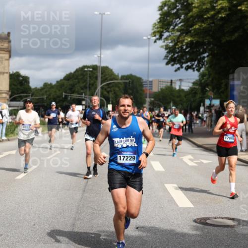 29.06.2025 - hella hamburg halbmarathon Yannick Fuchs http://msf.ph/oto/8175567 29.06.2025 10:41:44 20KM 51, 1460, 1592, 1604, 1613, 1696, 2274, 2284, 2839, 2864, 2869, 3976, 4093, 4377, 5022, 5650, 5889, 6134, 6168, 6716, 7962, 8693, 8852, 9051, 10122, 10423, 10969, 10988, 11021, 11283, 11518, 12679, 12706, 12724, 12870, 13223, 13672, 14730, 15350, 15451, 15478, 15479, 15923, 15973, 16819, 17172, 17229, 17451, 17743, 17846, 17915, 17979, 18104, 18297, 18856, 19127 meine-sportfotos.de