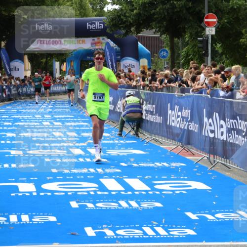 29.06.2025 - hella hamburg halbmarathon Zöllner http://msf.ph/oto/8175571 29.06.2025 10:26:03 Ziel 9767, 13779, 17003 meine-sportfotos.de