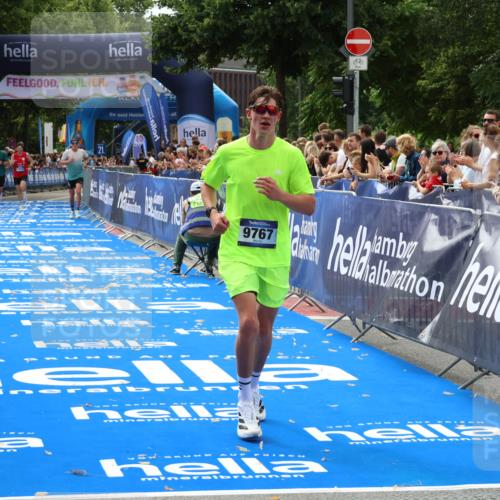 29.06.2025 - hella hamburg halbmarathon Zöllner http://msf.ph/oto/8175585 29.06.2025 10:26:04 Ziel 9767, 13779, 17003 meine-sportfotos.de