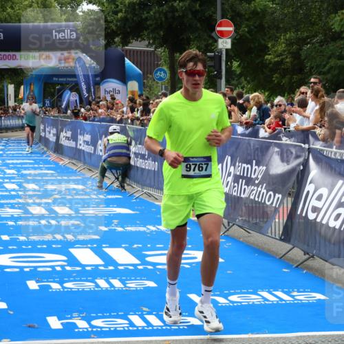 29.06.2025 - hella hamburg halbmarathon Zöllner http://msf.ph/oto/8175595 29.06.2025 10:26:04 Ziel 9767, 13779, 17003 meine-sportfotos.de