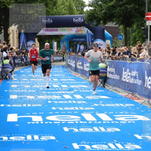 29.06.2025 - hella hamburg halbmarathon Zöllner http://msf.ph/oto/8175604 29.06.2025 10:26:09 Ziel 13779, 16615, 17003 meine-sportfotos.de