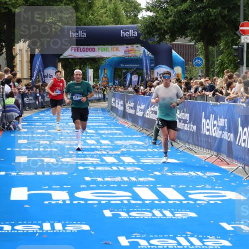 29.06.2025 - hella hamburg halbmarathon Zöllner http://msf.ph/oto/8175611 29.06.2025 10:26:09 Ziel 13779, 16615, 17003 meine-sportfotos.de