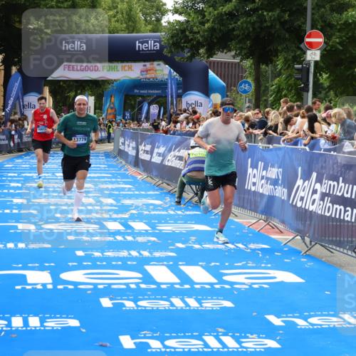 29.06.2025 - hella hamburg halbmarathon Zöllner http://msf.ph/oto/8175615 29.06.2025 10:26:10 Ziel 13779, 16615, 17003 meine-sportfotos.de