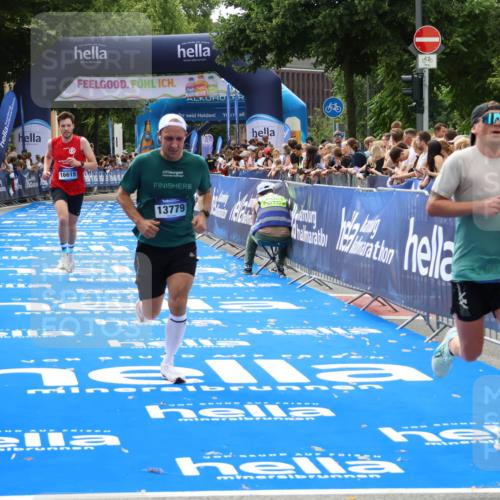 29.06.2025 - hella hamburg halbmarathon Zöllner http://msf.ph/oto/8175653 29.06.2025 10:26:11 Ziel 13779, 16615, 17003 meine-sportfotos.de
