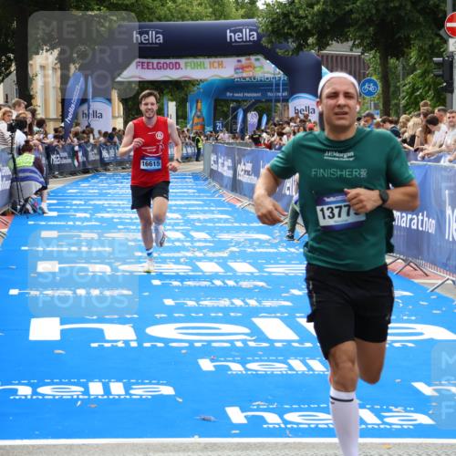 29.06.2025 - hella hamburg halbmarathon Zöllner http://msf.ph/oto/8175669 29.06.2025 10:26:12 Ziel 13779, 16615, 17003 meine-sportfotos.de