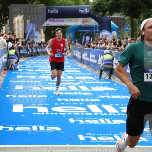 29.06.2025 - hella hamburg halbmarathon Zöllner http://msf.ph/oto/8175675 29.06.2025 10:26:12 Ziel 13779, 16615, 17003 meine-sportfotos.de