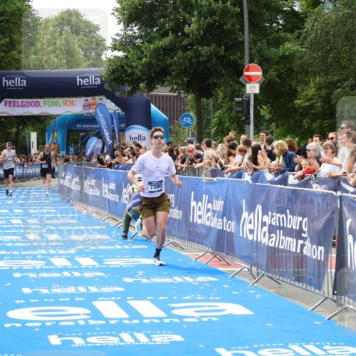 29.06.2025 - hella hamburg halbmarathon Zöllner http://msf.ph/oto/8175699 29.06.2025 10:26:28 Ziel 7380, 14728, 17040 meine-sportfotos.de