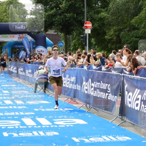 29.06.2025 - hella hamburg halbmarathon Zöllner http://msf.ph/oto/8175706 29.06.2025 10:26:29 Ziel 7380, 14728, 17040 meine-sportfotos.de