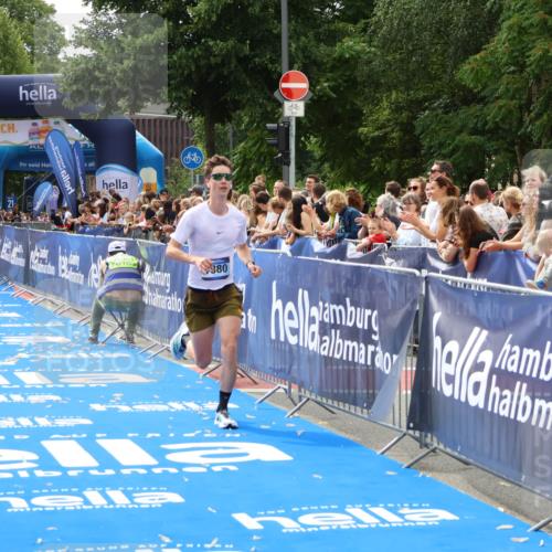 29.06.2025 - hella hamburg halbmarathon Zöllner http://msf.ph/oto/8175711 29.06.2025 10:26:29 Ziel 7380, 14728, 17040 meine-sportfotos.de