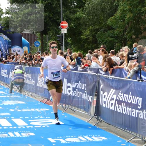 29.06.2025 - hella hamburg halbmarathon Zöllner http://msf.ph/oto/8175719 29.06.2025 10:26:29 Ziel 7380, 14728, 17040 meine-sportfotos.de