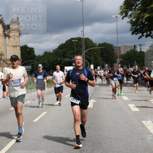 29.06.2025 - hella hamburg halbmarathon Yannick Fuchs http://msf.ph/oto/8175724 29.06.2025 10:41:45 20KM 51, 1460, 1592, 1604, 1613, 1696, 2274, 2284, 2839, 2864, 2869, 2953, 3976, 4093, 4377, 4528, 5022, 5650, 5889, 6009, 6134, 6168, 6716, 7962, 8693, 8852, 9051, 10122, 10969, 10988, 11021, 11283, 11518, 12679, 12706, 12724, 12870, 13223, 13672, 14730, 15350, 15451, 15478, 15479, 15923, 15973, 16819, 17172, 17229, 17451, 17743, 17846, 17915, 17979, 18104, 18856, 19127 meine-sportfotos.de