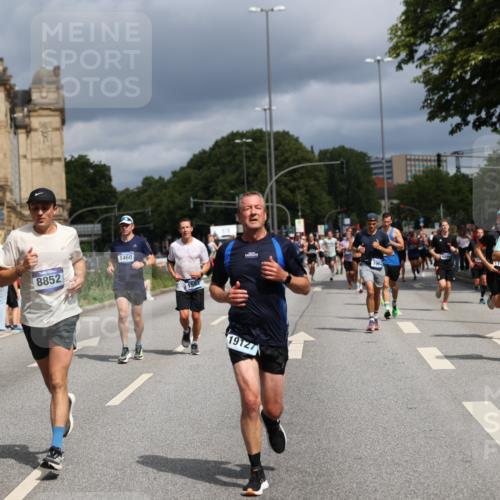 29.06.2025 - hella hamburg halbmarathon Yannick Fuchs http://msf.ph/oto/8175731 29.06.2025 10:41:45 20KM 51, 1460, 1592, 1604, 1613, 1696, 2274, 2284, 2839, 2864, 2869, 2953, 3976, 4093, 4377, 4528, 5022, 5650, 5889, 6009, 6134, 6168, 6716, 7962, 8693, 8852, 9051, 10122, 10969, 10988, 11021, 11283, 11518, 12679, 12706, 12724, 12870, 13223, 13672, 14730, 15350, 15451, 15478, 15479, 15923, 15973, 16819, 17172, 17229, 17451, 17743, 17846, 17915, 17979, 18104, 18856, 19127 meine-sportfotos.de