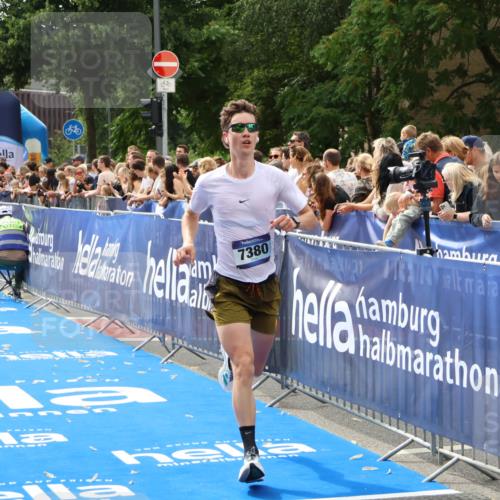 29.06.2025 - hella hamburg halbmarathon Zöllner http://msf.ph/oto/8175735 29.06.2025 10:26:30 Ziel 7380, 14728, 17040 meine-sportfotos.de