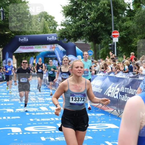 29.06.2025 - hella hamburg halbmarathon Zöllner http://msf.ph/oto/8175741 29.06.2025 10:37:35 Ziel 1290, 5042, 5791, 6047, 7831, 9017, 9914, 10451, 10922, 13372, 18216 meine-sportfotos.de