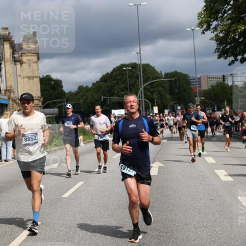 29.06.2025 - hella hamburg halbmarathon Yannick Fuchs http://msf.ph/oto/8175775 29.06.2025 10:41:45 20KM 51, 1460, 1592, 1604, 1613, 1696, 2274, 2284, 2839, 2864, 2869, 2953, 3976, 4093, 4377, 4528, 5022, 5650, 5889, 6009, 6134, 6168, 6716, 7962, 8693, 8852, 9051, 10122, 10969, 10988, 11021, 11283, 11518, 12679, 12706, 12724, 12870, 13223, 13672, 14730, 15350, 15451, 15478, 15479, 15923, 15973, 16819, 17172, 17229, 17451, 17743, 17846, 17915, 17979, 18104, 18856, 19127 meine-sportfotos.de