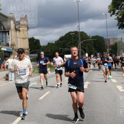 29.06.2025 - hella hamburg halbmarathon Yannick Fuchs http://msf.ph/oto/8175787 29.06.2025 10:41:45 20KM 51, 1460, 1592, 1604, 1613, 1696, 2274, 2284, 2839, 2864, 2869, 2953, 3976, 4093, 4377, 4528, 5022, 5650, 5889, 6009, 6134, 6168, 6716, 7962, 8693, 8852, 9051, 10122, 10969, 10988, 11021, 11283, 11518, 12679, 12706, 12724, 12870, 13223, 13672, 14730, 15350, 15451, 15478, 15479, 15923, 15973, 16819, 17172, 17229, 17451, 17743, 17846, 17915, 17979, 18104, 18856, 19127 meine-sportfotos.de