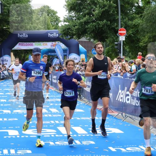 29.06.2025 - hella hamburg halbmarathon Zöllner http://msf.ph/oto/8175858 29.06.2025 10:37:40 Ziel 1290, 5791, 7831, 10451, 10922, 11106, 14934, 18193, 18216 meine-sportfotos.de