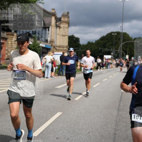 29.06.2025 - hella hamburg halbmarathon Yannick Fuchs http://msf.ph/oto/8175927 29.06.2025 10:41:46 20KM 51, 1460, 1592, 1604, 1613, 1696, 2274, 2284, 2839, 2864, 2869, 2953, 3976, 4093, 4377, 4528, 5022, 5650, 5889, 6009, 6134, 6168, 6716, 7962, 8693, 8852, 10122, 10969, 10988, 11021, 11283, 11518, 12679, 12706, 12724, 12870, 13223, 13672, 14730, 15350, 15451, 15478, 15479, 15923, 15973, 17172, 17229, 17451, 17743, 17846, 17915, 17979, 18104, 18856, 19127 meine-sportfotos.de