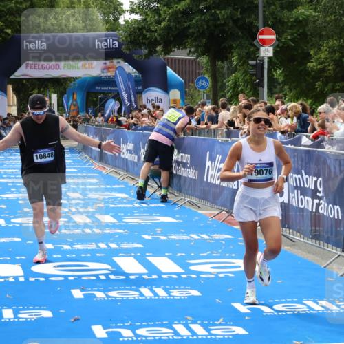 29.06.2025 - hella hamburg halbmarathon Zöllner http://msf.ph/oto/8175943 29.06.2025 10:26:48 Ziel 1065, 10848, 19076 meine-sportfotos.de