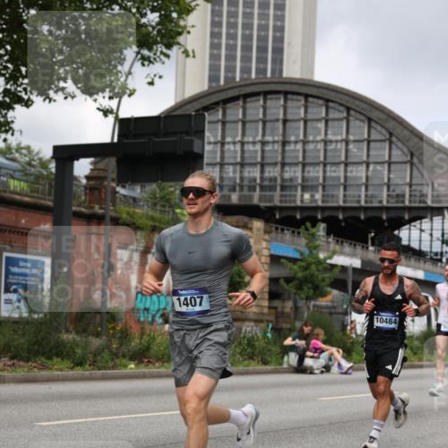 29.06.2025 - hella hamburg halbmarathon Yannick Fuchs http://msf.ph/oto/8175946 29.06.2025 10:27:15 20KM 1407, 1707, 1894, 3935, 5070, 5746, 6358, 7845, 7965, 8883, 9047, 10484, 10876, 10927, 11150, 11169, 11370, 11929, 14293, 15826, 16065, 16505, 16957, 18135, 18562, 18563 meine-sportfotos.de