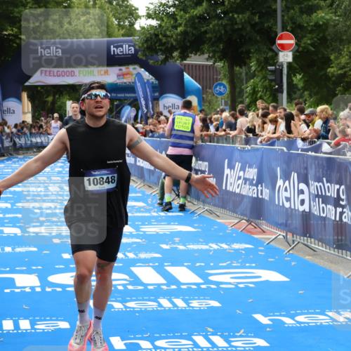 29.06.2025 - hella hamburg halbmarathon Zöllner http://msf.ph/oto/8175959 29.06.2025 10:26:49 Ziel 1065, 10848, 19076 meine-sportfotos.de