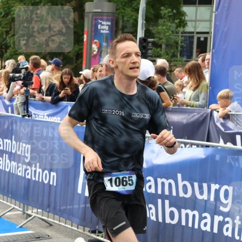 29.06.2025 - hella hamburg halbmarathon Zöllner http://msf.ph/oto/8175991 29.06.2025 10:26:53 Ziel 1065, 5344 meine-sportfotos.de