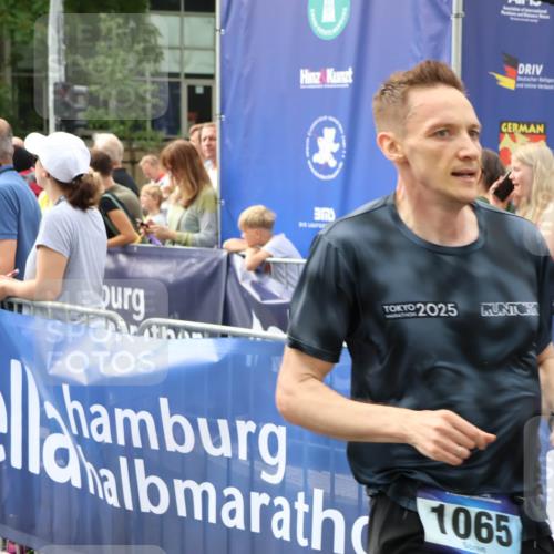 29.06.2025 - hella hamburg halbmarathon Zöllner http://msf.ph/oto/8175998 29.06.2025 10:26:53 Ziel 1065, 5344 meine-sportfotos.de