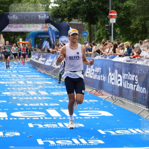 29.06.2025 - hella hamburg halbmarathon Zöllner http://msf.ph/oto/8176042 29.06.2025 10:26:57 Ziel 5344, 9079, 12992, 15023, 19050 meine-sportfotos.de