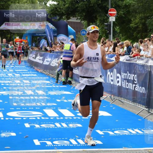 29.06.2025 - hella hamburg halbmarathon Zöllner http://msf.ph/oto/8176056 29.06.2025 10:26:58 Ziel 5344, 9079, 12641, 12992, 13780, 15023, 19050 meine-sportfotos.de
