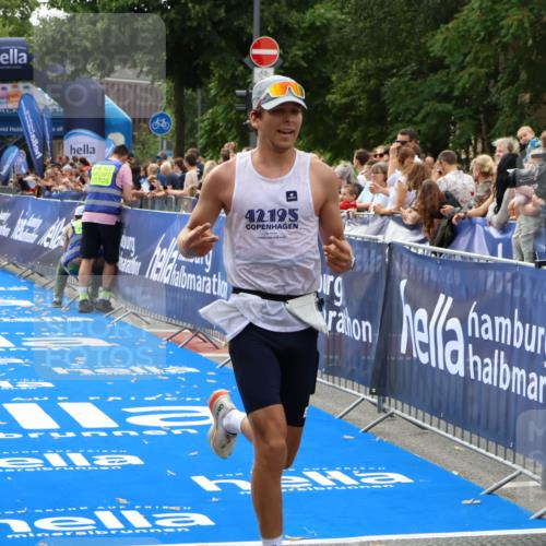29.06.2025 - hella hamburg halbmarathon Zöllner http://msf.ph/oto/8176063 29.06.2025 10:26:58 Ziel 5344, 9079, 12641, 12992, 13780, 15023, 19050 meine-sportfotos.de