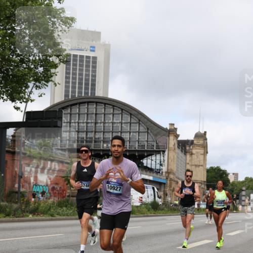 29.06.2025 - hella hamburg halbmarathon Yannick Fuchs http://msf.ph/oto/8176070 29.06.2025 10:27:16 20KM 1407, 1707, 1894, 5070, 5746, 6358, 7845, 7965, 8883, 9047, 10484, 10876, 10927, 11150, 11169, 11370, 11929, 13199, 14293, 15054, 15826, 16065, 16505, 16957, 18135, 18562, 18563 meine-sportfotos.de