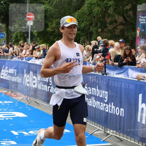 29.06.2025 - hella hamburg halbmarathon Zöllner http://msf.ph/oto/8176072 29.06.2025 10:26:58 Ziel 5344, 9079, 12641, 12992, 13780, 15023, 19050 meine-sportfotos.de