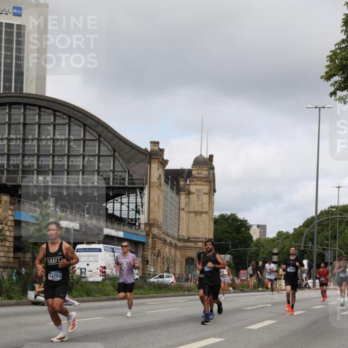 29.06.2025 - hella hamburg halbmarathon Yannick Fuchs http://msf.ph/oto/8176170 29.06.2025 10:27:19 20KM 1407, 1707, 1894, 1990, 5070, 5746, 6358, 7845, 7965, 8883, 9047, 10484, 10876, 10927, 11150, 11169, 11370, 11929, 13199, 14293, 15054, 15826, 16505, 16619, 16957, 18135, 18562, 18563 meine-sportfotos.de