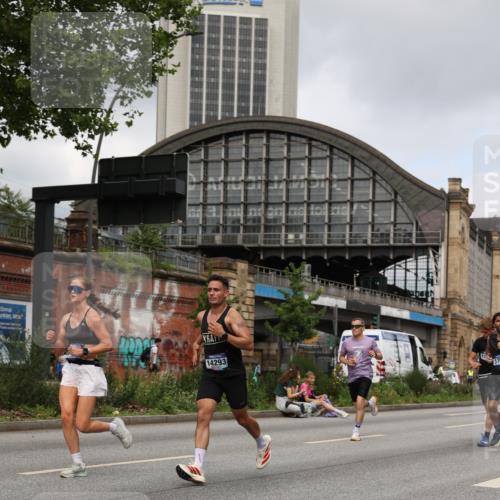 29.06.2025 - hella hamburg halbmarathon Yannick Fuchs http://msf.ph/oto/8176189 29.06.2025 10:27:20 20KM 1407, 1707, 1894, 1990, 5070, 5746, 6358, 7845, 7965, 8062, 8883, 9047, 10484, 10876, 10927, 11150, 11169, 11877, 11929, 13199, 13961, 14293, 15054, 15826, 16425, 16619, 16957, 18135, 18562, 18563 meine-sportfotos.de