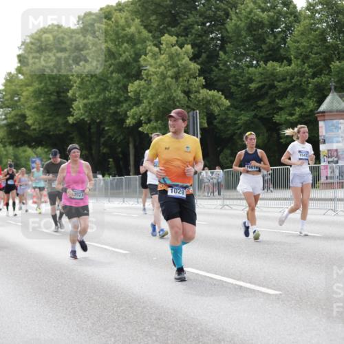 29.06.2025 - hella hamburg halbmarathon Jannik Wohlers http://msf.ph/oto/8176249 29.06.2025 10:22:25 Lombardsbrücke 1029, 1853, 2294, 2766, 3003, 3034, 3600, 3601, 5223, 5343, 5629, 7188, 7190, 7266, 7276, 7529, 7925, 8355, 9256, 9392, 10086, 10205, 10826, 10902, 11665, 12190, 12592, 13921, 14525, 14633, 14801, 15469, 15870, 16618, 16801, 16863 meine-sportfotos.de