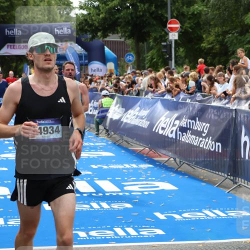 29.06.2025 - hella hamburg halbmarathon Zöllner http://msf.ph/oto/8176269 29.06.2025 10:37:49 Ziel 1505, 1615, 2196, 2404, 9171, 13148, 13595, 18276, 18277 meine-sportfotos.de