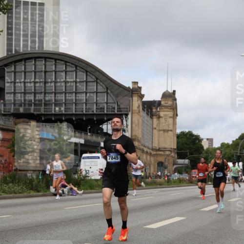 29.06.2025 - hella hamburg halbmarathon Yannick Fuchs http://msf.ph/oto/8176279 29.06.2025 10:27:23 20KM 1407, 1707, 1990, 5070, 5746, 6358, 7845, 7965, 8062, 8883, 9047, 10484, 10876, 10927, 11150, 11169, 11877, 11929, 13199, 13961, 14293, 15054, 15826, 16425, 16619, 16957, 18135, 18562, 18563 meine-sportfotos.de