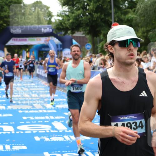 29.06.2025 - hella hamburg halbmarathon Zöllner http://msf.ph/oto/8176283 29.06.2025 10:37:49 Ziel 1505, 1615, 2196, 2404, 9171, 13148, 13595, 18276, 18277 meine-sportfotos.de