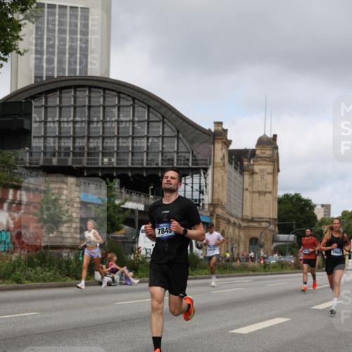 29.06.2025 - hella hamburg halbmarathon Yannick Fuchs http://msf.ph/oto/8176291 29.06.2025 10:27:23 20KM 1407, 1707, 1990, 5070, 5746, 6358, 7845, 7965, 8062, 8883, 9047, 10484, 10876, 10927, 11150, 11169, 11877, 11929, 13199, 13961, 14293, 15054, 15826, 16425, 16619, 16957, 18135, 18562, 18563 meine-sportfotos.de