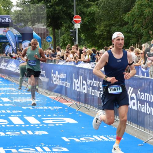 29.06.2025 - hella hamburg halbmarathon Zöllner http://msf.ph/oto/8176305 29.06.2025 10:27:09 Ziel 14828, 15671 meine-sportfotos.de
