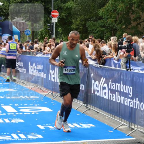 29.06.2025 - hella hamburg halbmarathon Zöllner http://msf.ph/oto/8176336 29.06.2025 10:27:10 Ziel 14828 meine-sportfotos.de